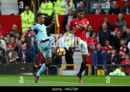 Burnley's Andre grigio (sinistra) e il Manchester United Rashford Marcus battaglia per la palla durante il match di Premier League a Old Trafford, Manchester. Foto Stock