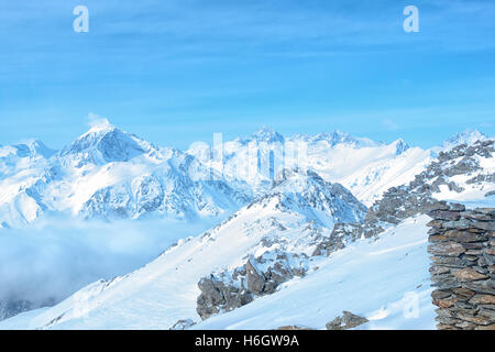 Incredibile giornata d'inverno il paesaggio con le cime coperte di neve del Caucaso montagna, Dombaj oltre le nuvole, Russia, close up Foto Stock