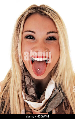 Un felice giovane donna che mostra la sua linguetta forata, sorridente, per sfondo bianco in primo piano. Foto Stock