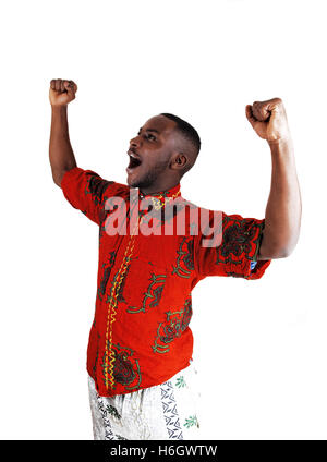 Un felice americano africano giovane alzando le mani, per sfondo bianco. Foto Stock