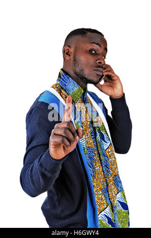 Un bel giovane uomo nero in un colorato maschio nero persona giovane uomo ritratto felice a parlare su un telefono cellulare per lo sfondo bianco Foto Stock