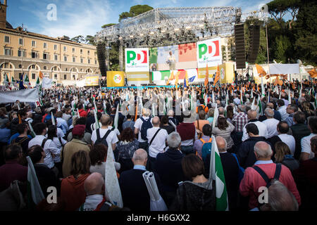 Roma, Italia. 29 ott 2016. Piazza del Popolo manifestazione nazionale a sostegno della riforma della Costituzione italiana referendum organizzato da Matteo Renzi premier del partito democratico di dicembre 4, 2016 chiamato "Sì". © Andrea Ronchini/Pacific Press/Alamy Live News Foto Stock