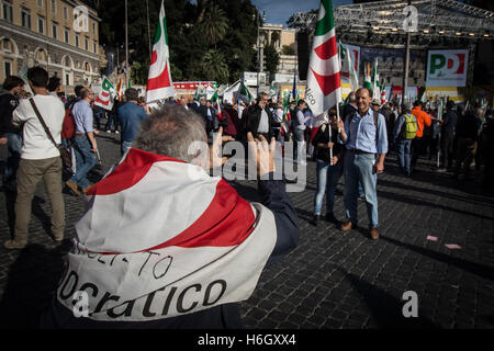 Roma, Italia. 29 ott 2016. Piazza del Popolo manifestazione nazionale a sostegno della riforma della Costituzione italiana referendum organizzato da Matteo Renzi premier del partito democratico di dicembre 4, 2016 chiamato "Sì". © Andrea Ronchini/Pacific Press/Alamy Live News Foto Stock