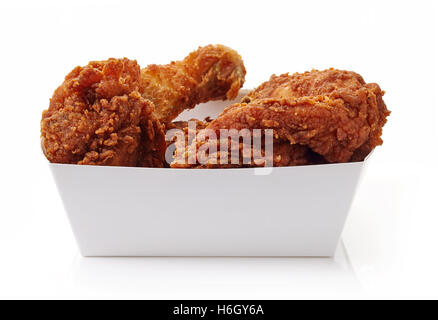 Fritto di Pollo Impanato in bianco scatola di cartone isolati su sfondo bianco Foto Stock