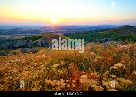 Paesaggio di montagna con bellissimo cielo in Dobrogea, Romania Foto Stock