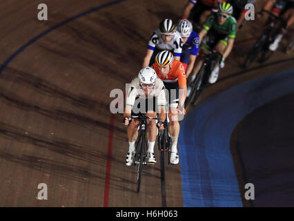 La Gran Bretagna di Mark Cavendish compete nel Madison Chase durante il giorno cinque dei sei giorni della manifestazione presso Lee Valley Velopark, Londra. Foto Stock