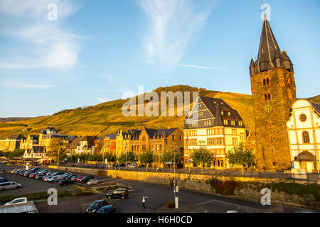 La città di Bernkastel-Kues, nella valle della Mosella, sul fiume Mosella, la città vecchia, la viticoltura regione, vigneti, Germania Foto Stock