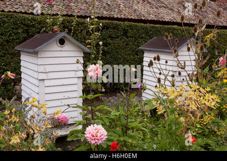 Alveari in un giardino a Den Gamle By, Aarhus, Danimarca Foto Stock