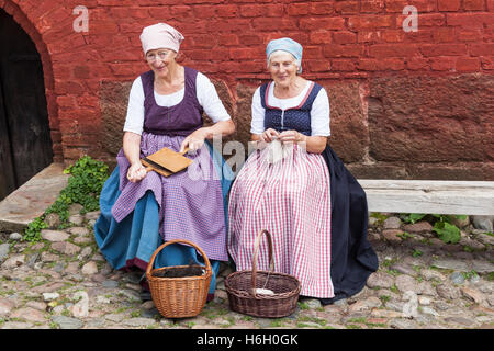 Due donne in costume tradizionale di cardatura e tessitura, Den Gamle By, Aarhus, Danimarca Foto Stock