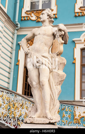 Apolo statua al di fuori del Palazzo di Caterina, Carskoe Selo, Pushkin, San Pietroburgo, Russia Foto Stock