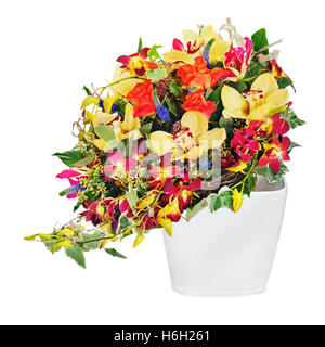 Colorato bouquet floreale di rose e orchidee disposizione centrotavola in vaso isolato su sfondo bianco. Foto Stock