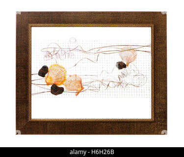 Decorativa cornice fotografica con composizione astratta di gusci, pietre e filo isolato su sfondo bianco. Foto Stock
