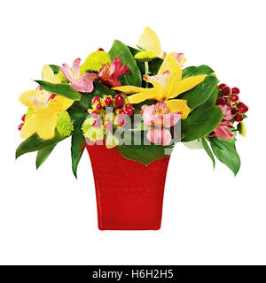 Fiore coloratissimo bouquet di orchidee e gigli disposizione centrotavola in vaso rosso isolato su sfondo bianco. Foto Stock