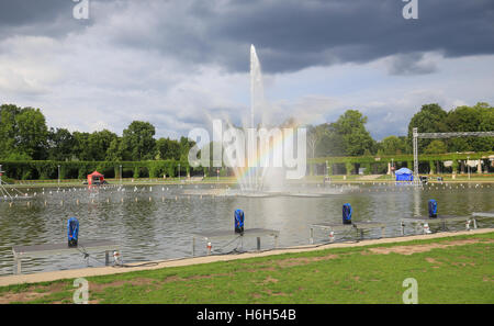 Vista della fontana nel giardino pubblico di Wroclaw Foto Stock