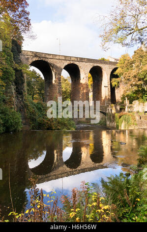 Il raccordo stradale e packhorse ponti sul fiume Goyt, New Mills, Derbyshire, England, Regno Unito Foto Stock