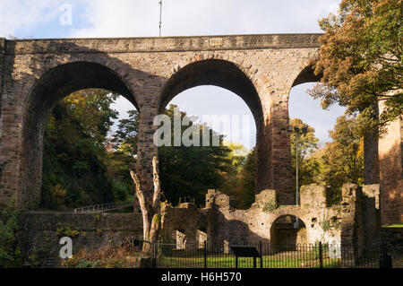 L'Unione ponte stradale sul fiume Goyt e resti di Torr Mill, New Mills, Derbyshire, England, Regno Unito Foto Stock