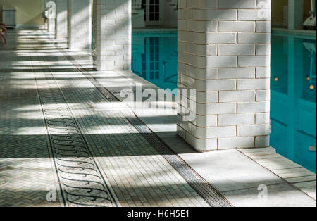 Vista astratta di sun & ombre sulla piastrella nei dintorni di molla interna-alimentato piscina; Omni Bedford Springs Resort & Spa; Bedford Foto Stock