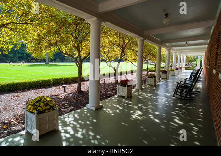 Sun pezzata porches con classiche sedie a dondolo; Omni Bedford Springs Resort & Spa; Bedford; Pennsylvania; USA Foto Stock