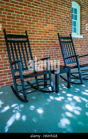 Sun pezzata porches con classiche sedie a dondolo; Omni Bedford Springs Resort & Spa; Bedford; Pennsylvania; USA Foto Stock