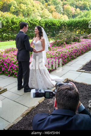 Il fotografo cattura la sposa e lo sposo in giardino; Omni Bedford Springs Resort & Spa; Bedford; Pennsylvania; USA Foto Stock