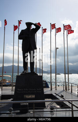 Statua di pubblico di Mustafa Kemal Ataturk sul lungomare a Marmaris, Turchia. Foto Stock