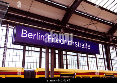 Segno raffigurante è la stazione Friedrichstrasse nella stazione ferroviaria di Berlino. Foto Stock