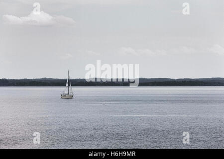 Piccole barche a vela in pioggia sul lago Chiemsee Chiemgau, Alta Baviera Germania Europa Foto Stock