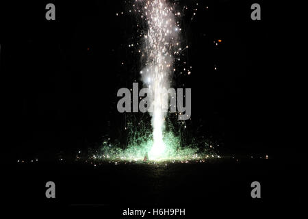 Fuochi d'artificio o petardi durante il Diwali o festival di Natale Foto Stock