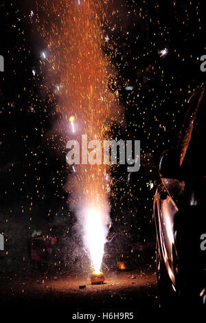 Fuochi d'artificio o petardi durante il Diwali o festival di Natale Foto Stock