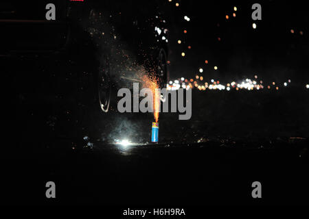 Fuochi d'artificio o petardi durante il Diwali o festival di Natale Foto Stock