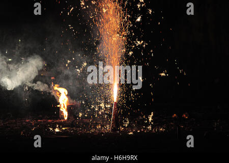 Fuochi d'artificio o petardi durante il Diwali o festival di Natale Foto Stock