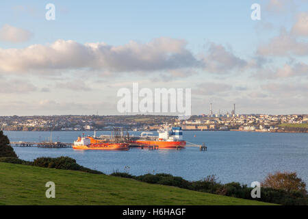 Le petroliere a Valero terminale sul Milford Haven, Pembroke Foto Stock