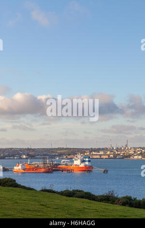 Le petroliere a Valero terminale sul Milford Haven, Pembroke Foto Stock