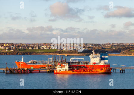 Le petroliere a Valero terminale sul Milford Haven, Pembroke Foto Stock