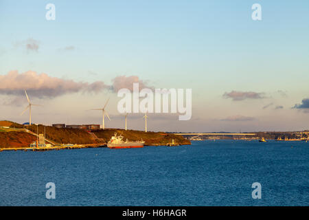 Petroliera al Dragon terminale GNL in Milford Haven, Pembroke Foto Stock