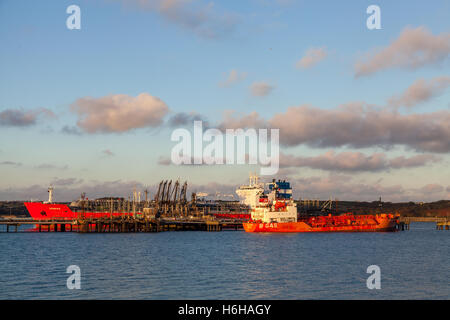 Le petroliere a Valero terminale sul Milford Haven, Pembroke Foto Stock