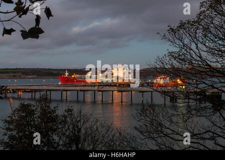 Le petroliere a Valero terminale sul Milford Haven, Pembroke Foto Stock