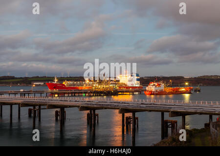 Le petroliere a Valero terminale sul Milford Haven, Pembroke Foto Stock