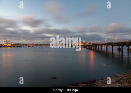 Le petroliere a Valero terminale sul Milford Haven, Pembroke Foto Stock