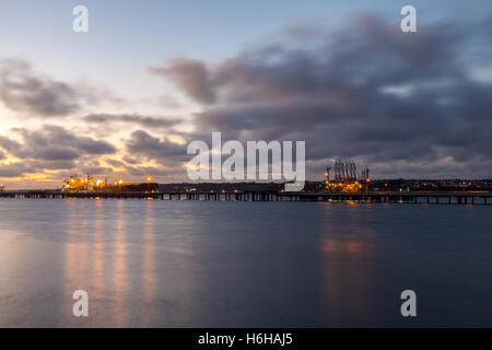 Le petroliere a Valero terminale sul Milford Haven, Pembroke Foto Stock