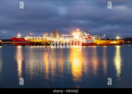 Le petroliere a Valero terminale sul Milford Haven, Pembroke Foto Stock