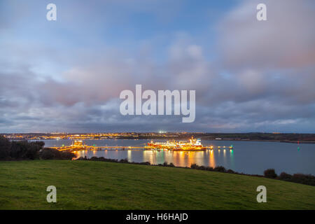 Le petroliere a Valero terminale sul Milford Haven, Pembroke Foto Stock