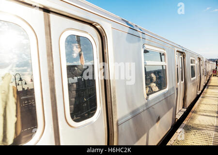 NEW-YORK - NOV 14: ubway treno arrivando alla Broadway stazione di giunzione a Brooklyn, New York, Stati Uniti d'America il 14 novembre 2012. Foto Stock