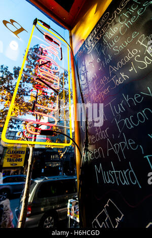 NEW-YORK - NOV 14: un ampio angolo di visione di un menu manoscritta su una lavagna in un caffè di Brooklyn New York, Stati Uniti d'America il 14 Novembre 201 Foto Stock