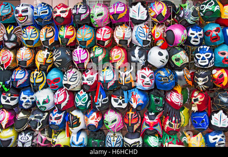 Display sul marciapiede di molte colorate e unico di wrestling messicano di maschere di tipo "lucha libre' o 'free wrestling". Foto Stock