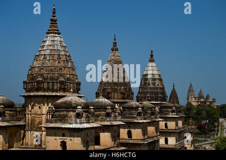 Il cenotaphs in Orchha. Orchha (o Urchha) è una città nel distretto di Tikamgarh del Madhya Pradesh, India. La città è stata establi Foto Stock