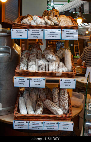 Una varietà di saucissons su uno stallo nel mercato di Borough di Southwark vicino al London Bridge Foto Stock