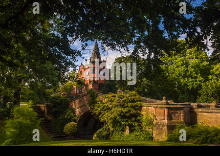 Port Sunlight Village Wirral. Il Liceo edificio, originariamente costruito come scuola, è raffigurato dietro il ponte Dell su un summe Foto Stock