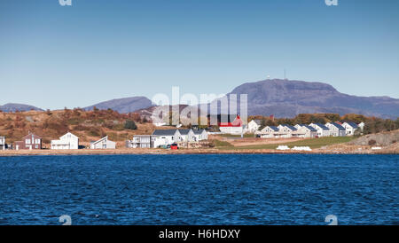 Piccolo coloratissimo living houses stand sulla costa del mare in Norvegia, Brekstad Foto Stock