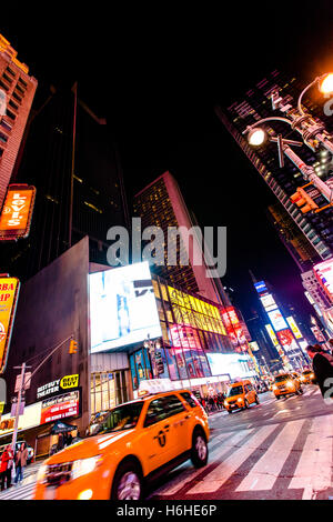 NEW YORK - NOV 11: Times Square occupato con il traffico e il trambusto in New York, Stati Uniti d'America il 11 novembre 2012. Foto Stock